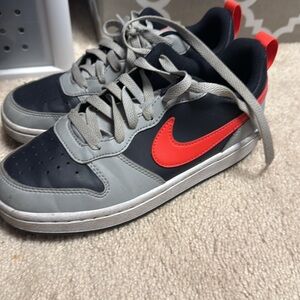 Nike dunk low boys shoes sz 4Y black gray and red
